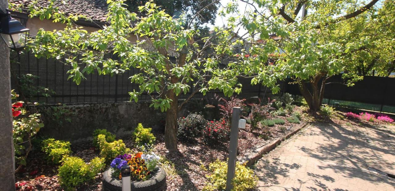 Beb Da Gaia E Giulio Acomodação com café da manhã Reno Di Leggiuno Exterior foto